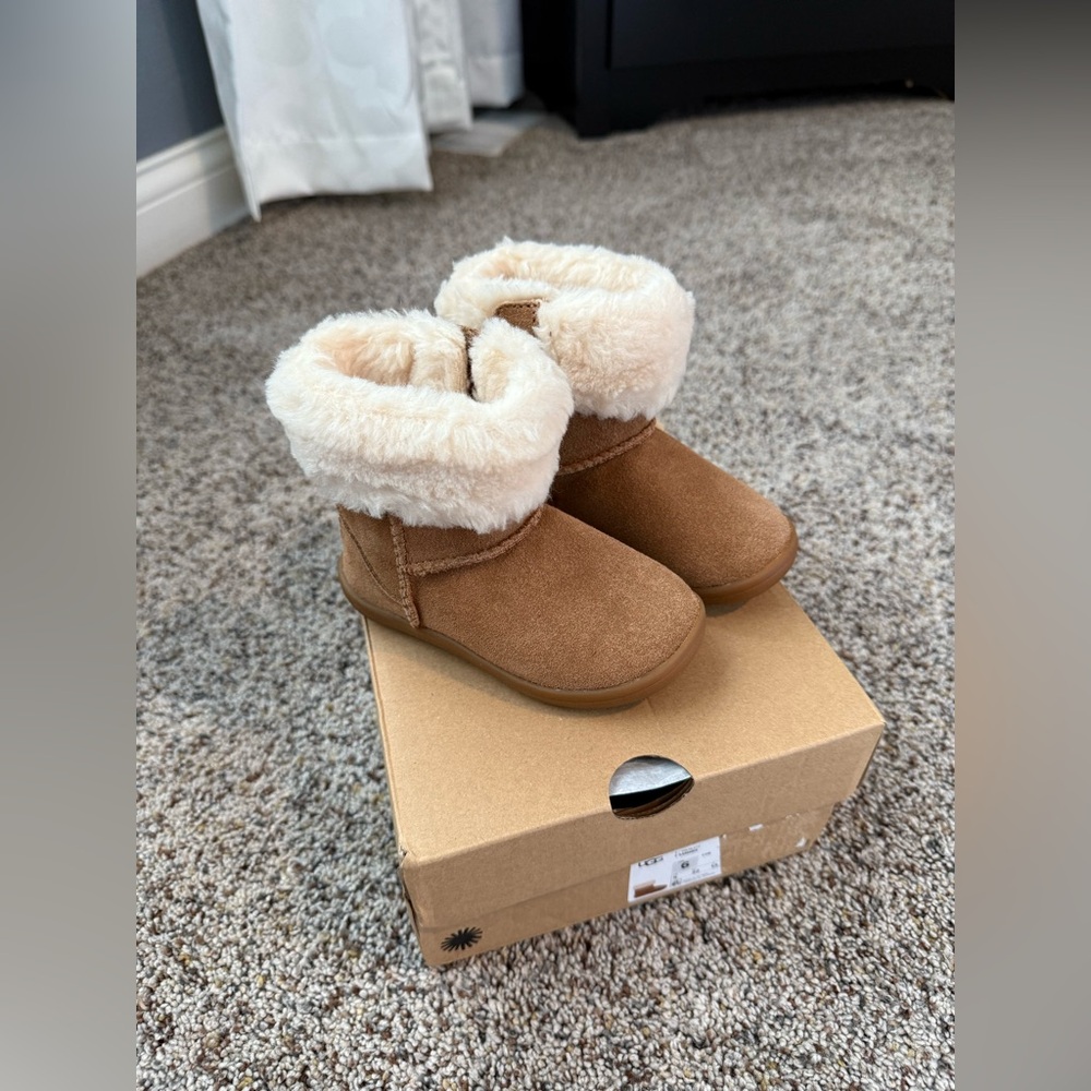 New In Box UGG Toddler Samee Chestnut Suede Boots - Size 6